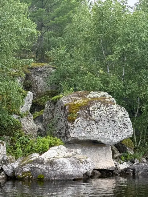 Balanced pedestal rock capped by a lichen-covered boulder
